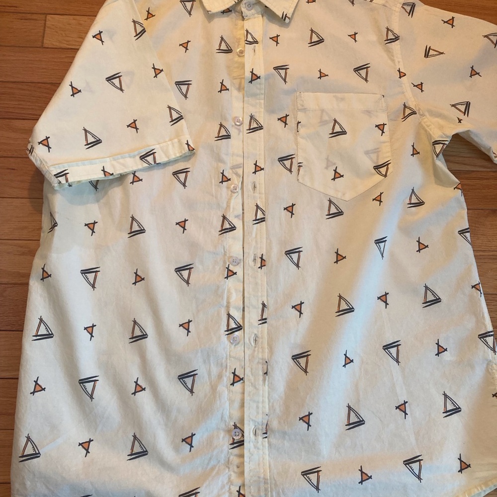 Pale yellow Spicy Tuna Boutique Brand Men's Shirt w/stylized sailboats Large